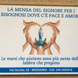 ...dove campeggia una scritta che riassume la filosofia del luogo: "Le mani che aiutano sono pi� sante delle mani che pregano"